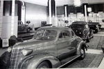 1938 SHOWROOM W/MANY CARS B&W PHOTO