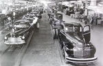 1946 CAR & TRUCK ASSEMBLY LINE B&W PHOTO