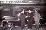 Chevrolet Parts -  1946 4-DOOR SED W/PEOPLE B&W PHOTO