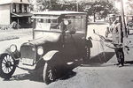 Chevrolet Parts -  1921 SDN 3/4 FRNT VIEW W/VACUUM GUY B&W PHOTO